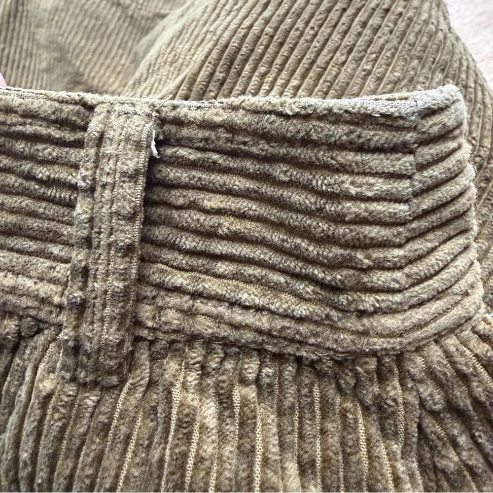 Madewell Corduroy A-Line Front pocket Mini Skirt front  in Olive  Green - 4 - Picture 13 of 13
